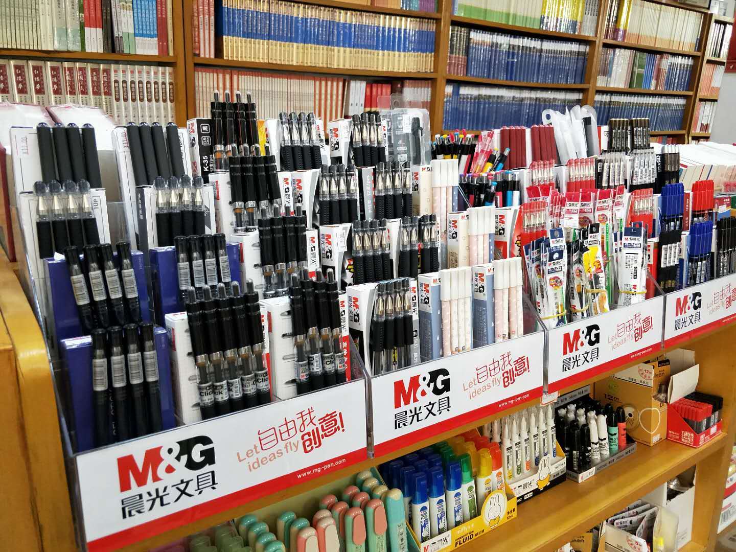 賓川新華書店文化辦公用品煥新上線，精美工藝品點(diǎn)亮生活